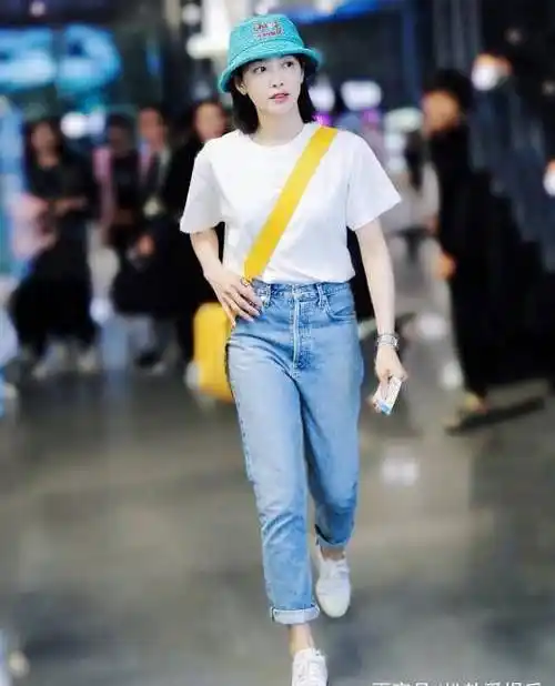 春季打扮就学宋茜纯白t恤搭配卷边牛仔裤清新又时尚