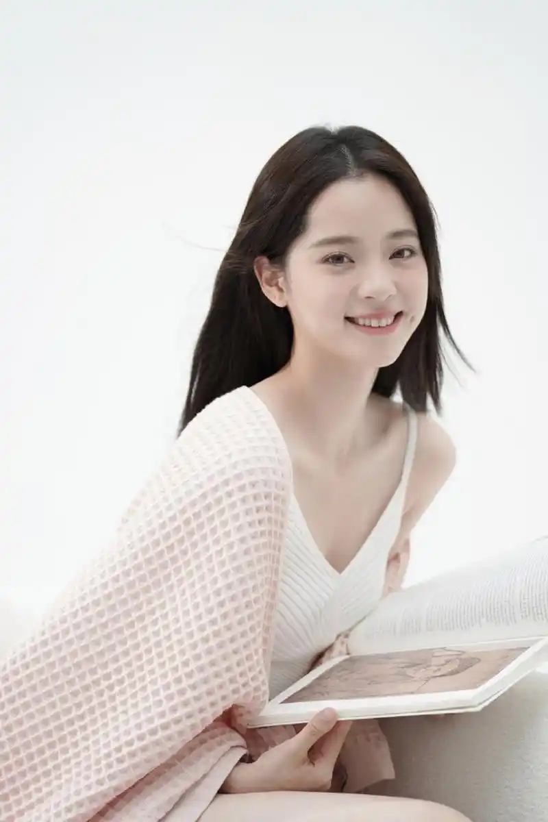 欧阳娜娜的私服搭配总是充满时尚感和甜美气息