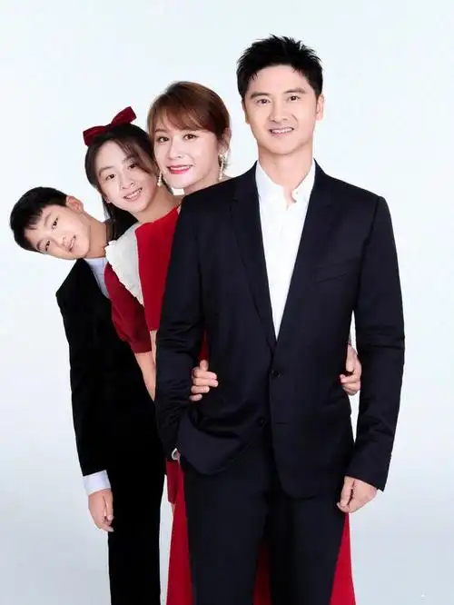 田亮晒全家福为老婆39岁的叶一茜庆生,全家人一起温馨的画面