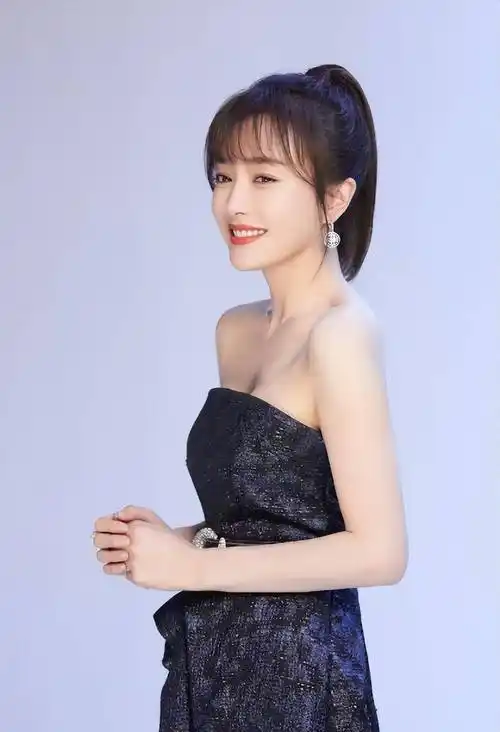 秦岚甜美写真曝光, 叼着棒棒糖,率性可爱_生活_观众_形象