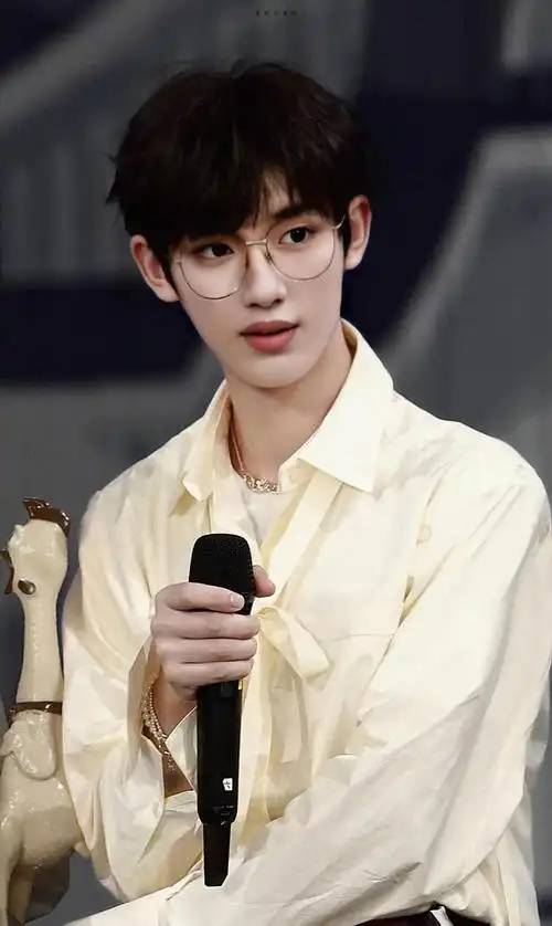 丁程鑫图片:十月第一天看见你真好