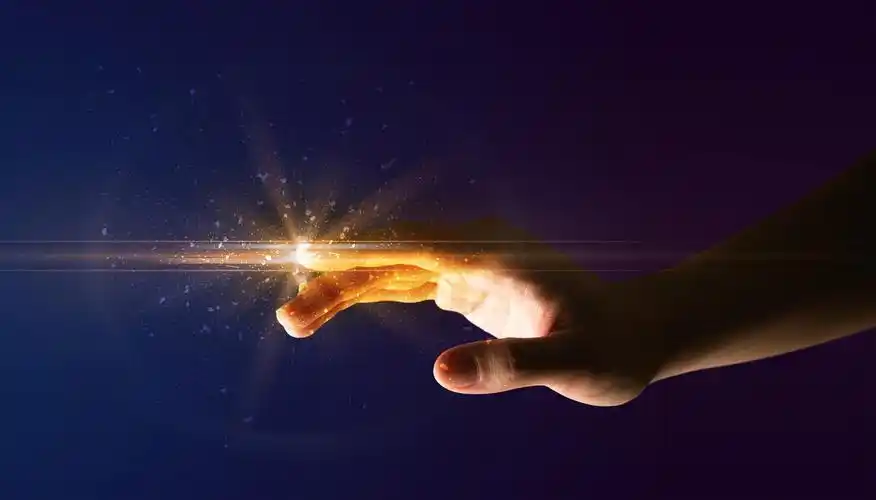 女性的手指触摸一束光