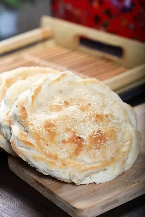 烧饼的种类可真是多,我知道的就有吊炉烧饼,麻酱烧饼,发面烧饼