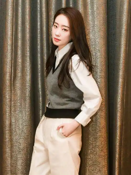 张小斐本身条件优越,169cm的身高加上白皙的肤色,在穿衣打扮上也很有