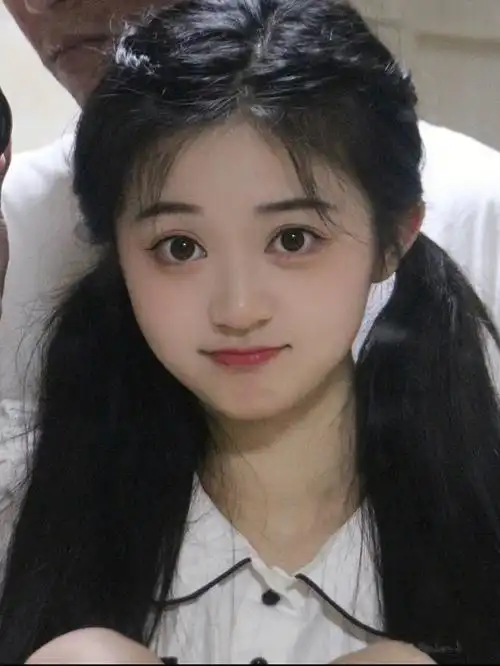 130斤圆脸女孩挑战把自己画成可爱初中生