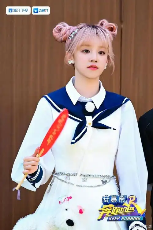 姐姐这也太可爱了吧,丸子头水手服,这真的不是青春女大吗,完全被吸引