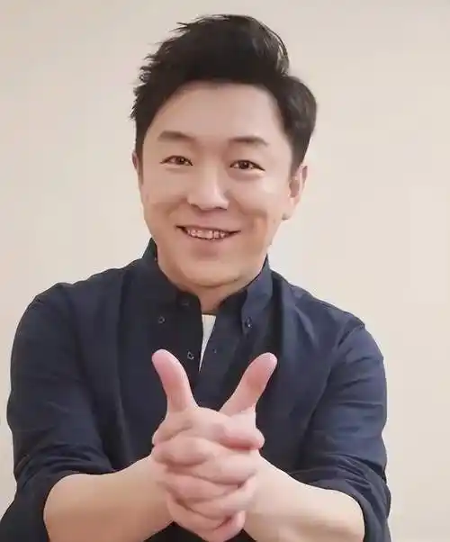 黄渤携妻子参加家宴,基因强大全家共用一张脸,满墙茅台惹人眼