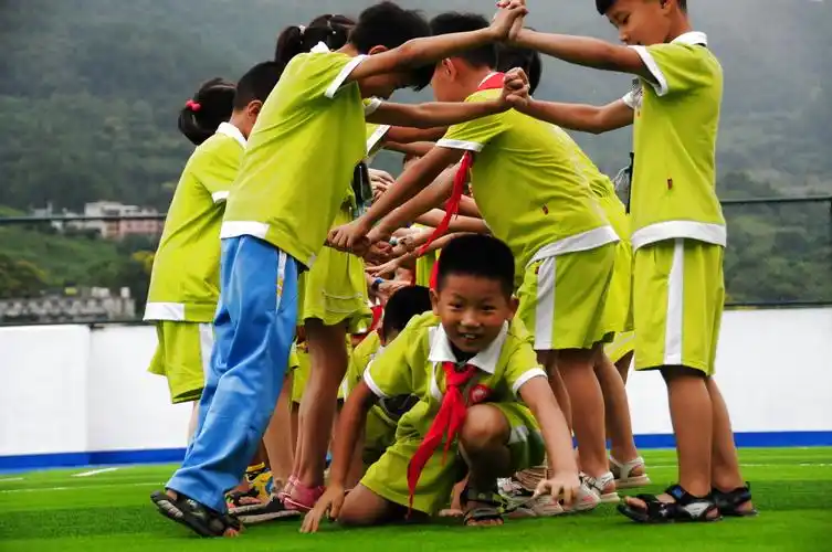 9月7日,石阡县第二小学学生在楼顶操场做游戏.新华社记者 胡星 摄