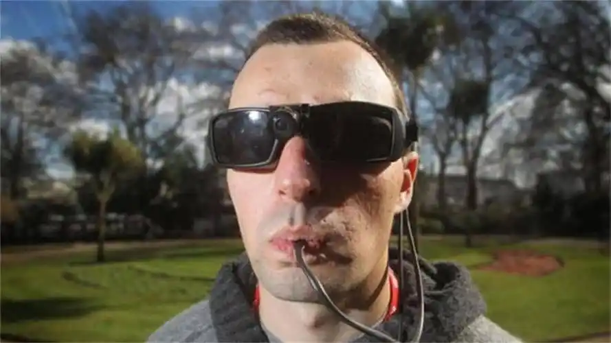 世界首款"盲人眼镜",戴上便能重见光明,堪称盲人"福音"