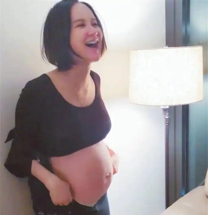 张歆艺喜晒微博孕肚照,大到裤拉链拉不上了,这是快卸货了?