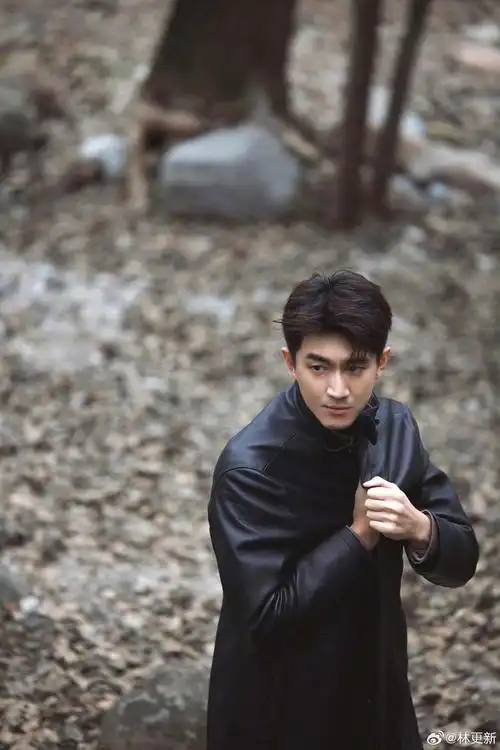 被大帅哥@林更新 帅到了!今天中秋的森林walk大片帅到心巴上了!