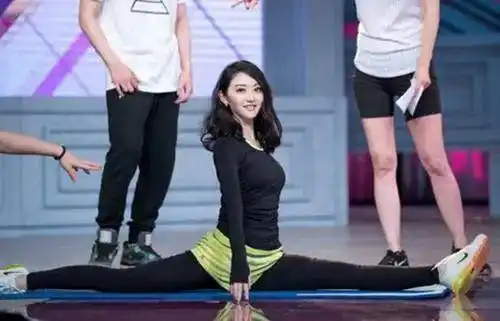 女明星"一字马"排行,看看谁的柔韧性最好_锻炼_舞蹈_功底
