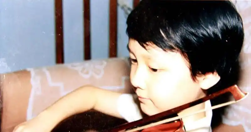 冯绍峰珍贵童年生活照 样子可爱而充满文艺