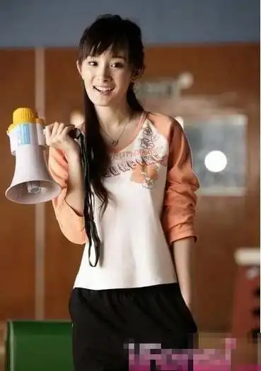 杨幂整容前,杨幂鼻子整容前后侧面图,本文共(300字)