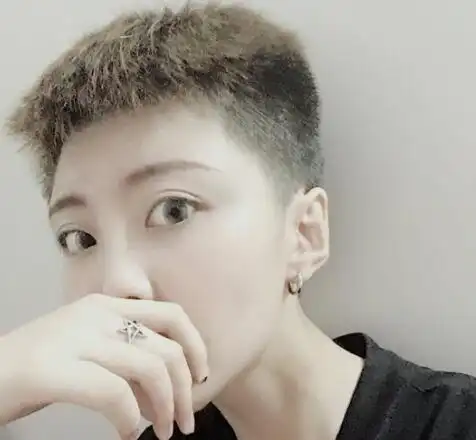 很有帅气中性的女生形象,回头率超级棒的一款女生个性短发