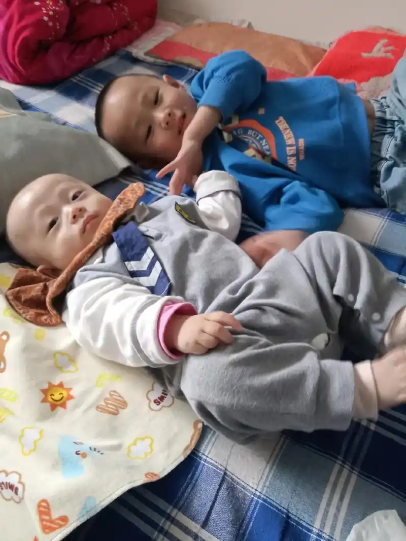 俩宝宝的照片老大从小到大的相片 - 抖音