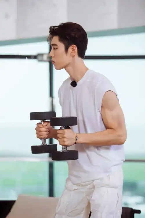 王子异|《哎呀好身材》海浪季剧照……__财经头条