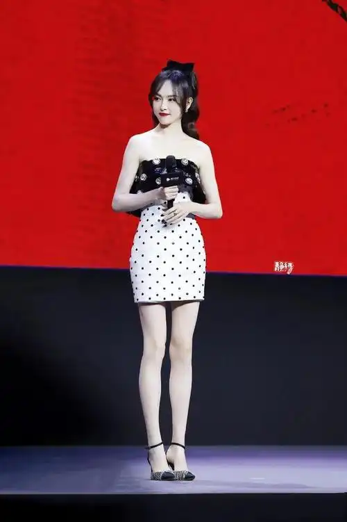 腿精女神唐嫣美腿透明一字带玉足高跟