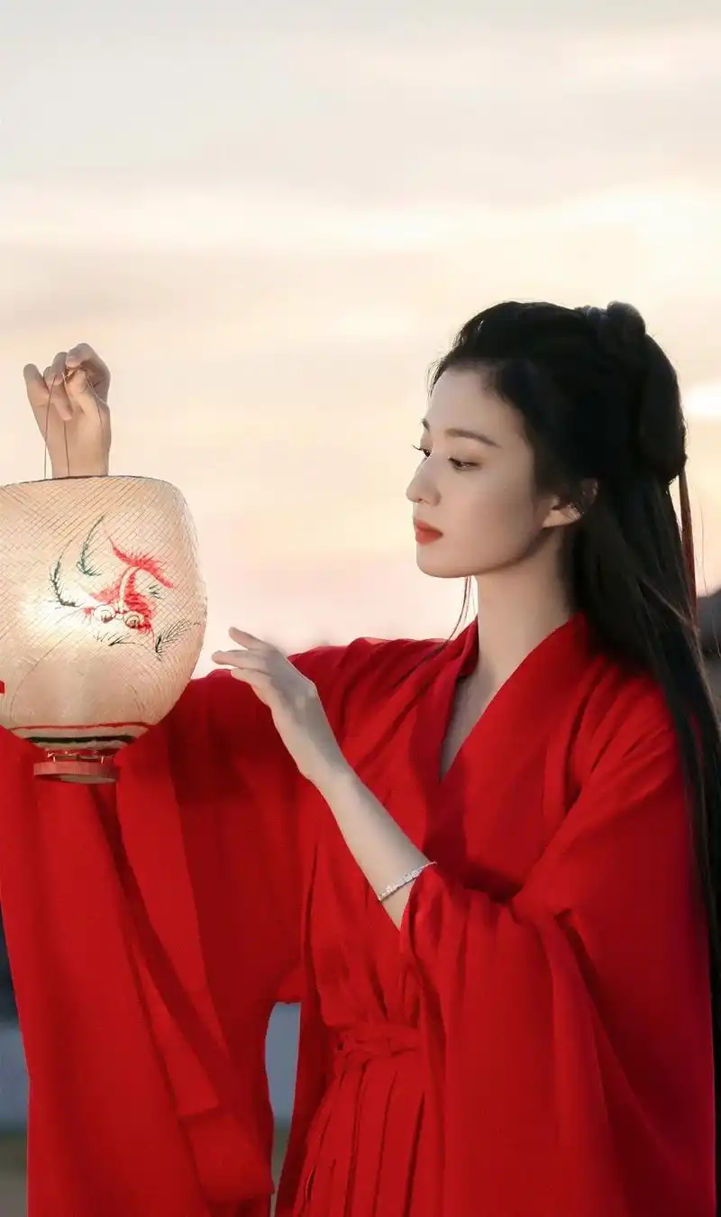 王楚然古装图片:氛围感拉满