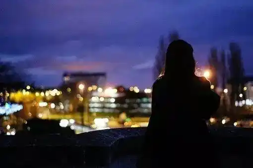 夜晚看远处的背影伤感女生图片