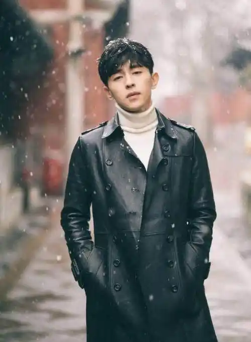 近日北京下起了小雪,好多明星都去拍了雪景照,刚看到邓伦工作室也分享