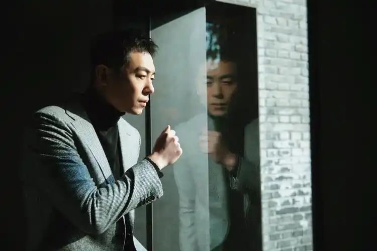 朱亚文冬日质感写真曝光 极简西装风演绎百变魅力__凤凰网