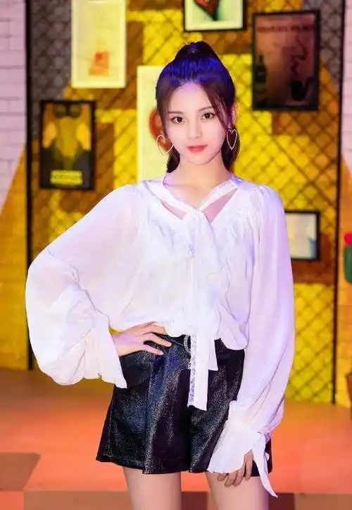 杨超越也胖了?参加颁奖典礼,被网友吐槽发福不少_对比_感觉_实力