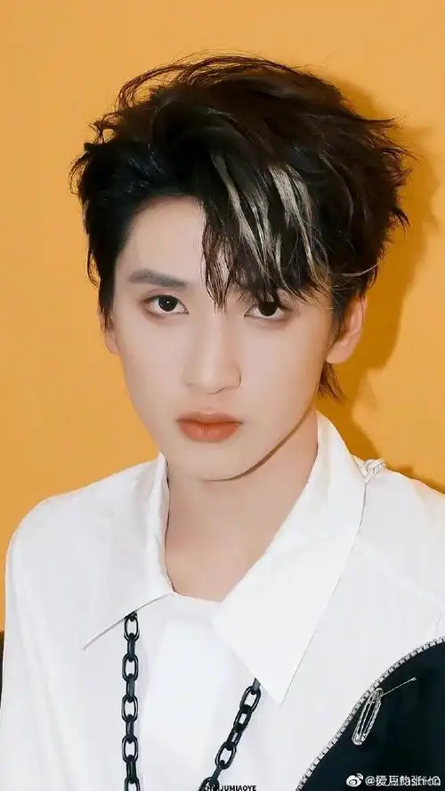 晒正轨舞台花絮照#咱就是说严浩翔的舞台太绝了,一开口就被惊艳到,这