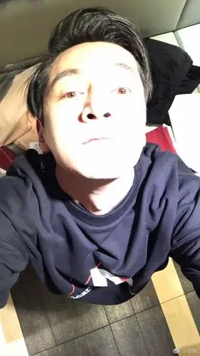 胡歌凌晨搞怪仰脸自拍 网友:只见鼻孔