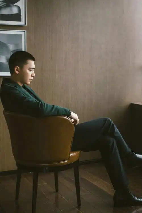 平头拍写真,大衣穿上造型十分亮眼,阳光帅气的形象|西装|寸头|李易峰