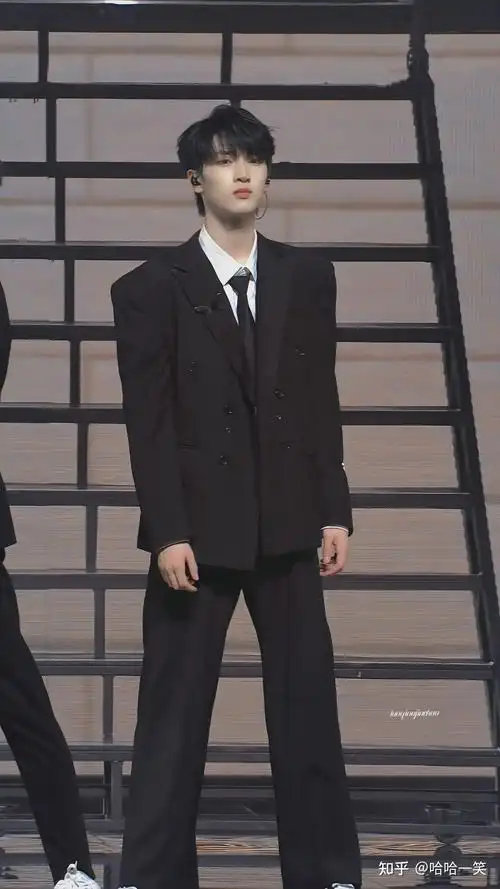 可以分享一下严浩翔的舞台造型图片吗