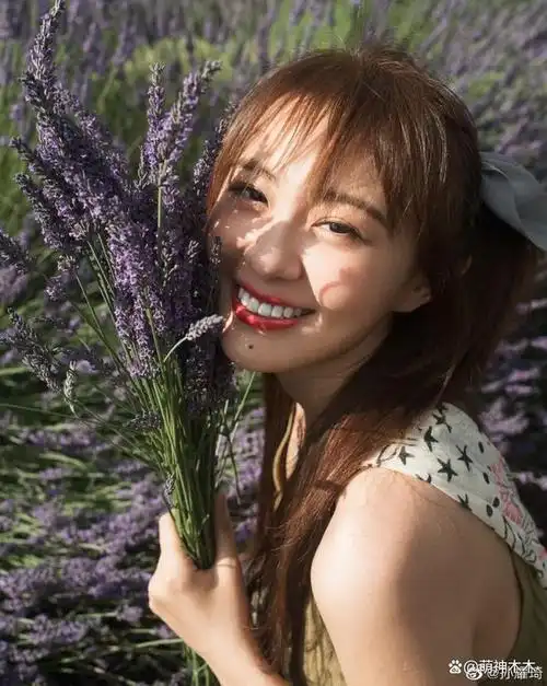 名字,但是她表示这是"四字明星",一时间让不少人怀疑这个人是易烊千玺