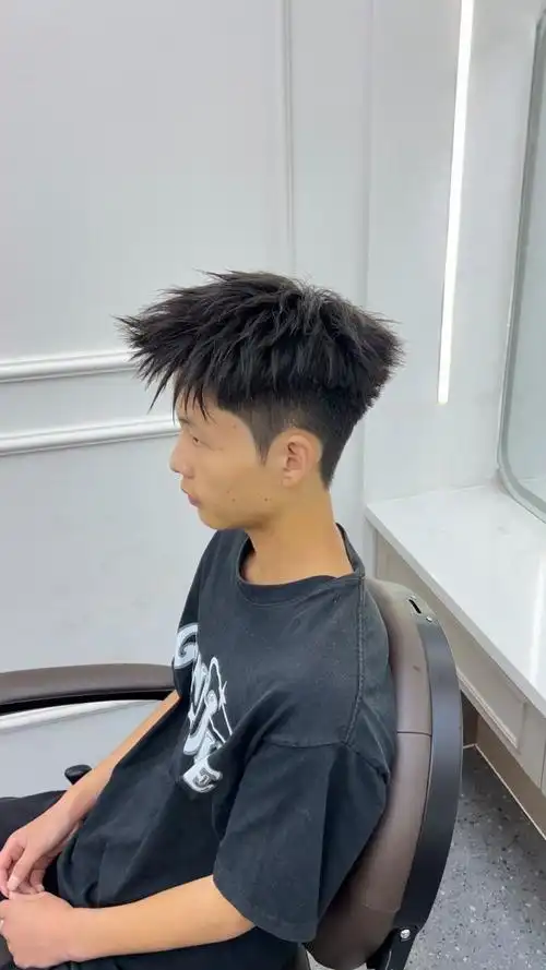 男士超帅的立体前刺发型 痞帅有型 酷飒潮流#男生发型设计 #今日发型