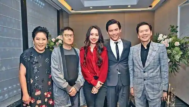 原创郭碧婷怀孕6个月面部微肿挺巨肚现身宠物医院7月份带香港待产