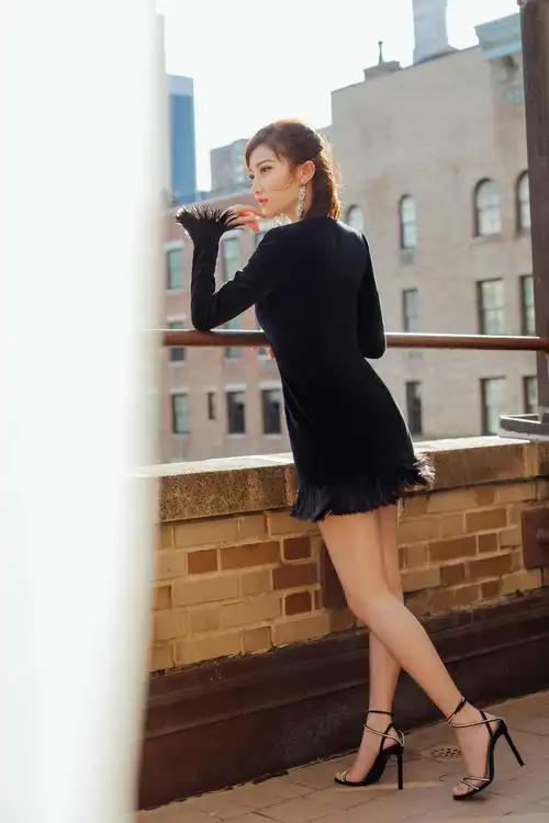 这么短的裙子景甜也要穿,坐下来的时候尴尬了,网友:张继科慌了