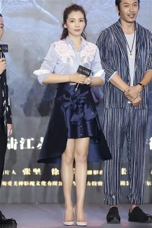 奔四的女人,夏季穿衬衫别配直筒裤,看刘涛,姚晨这么穿,真有范