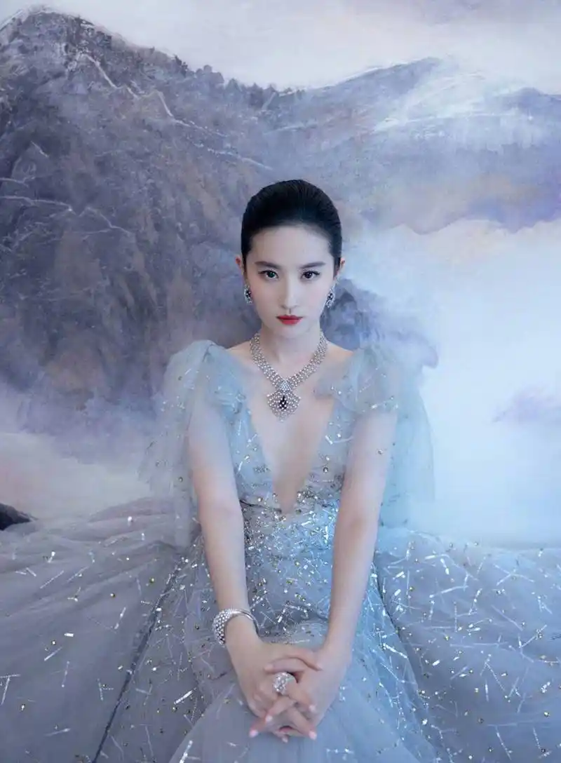 刘亦菲的天仙气质太绝了穿蓝色薄纱礼服皮肤雪白美得惊艳