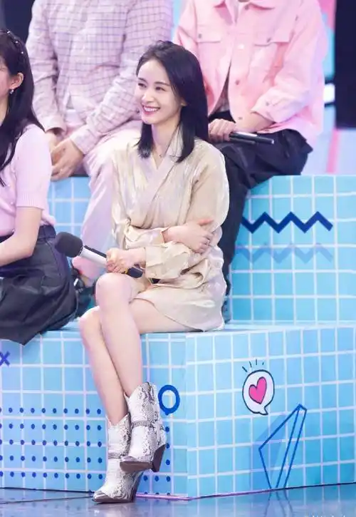 原创王子文近日综艺照穿不规则衬衫搭超短裤亮相长发造型有点惊艳