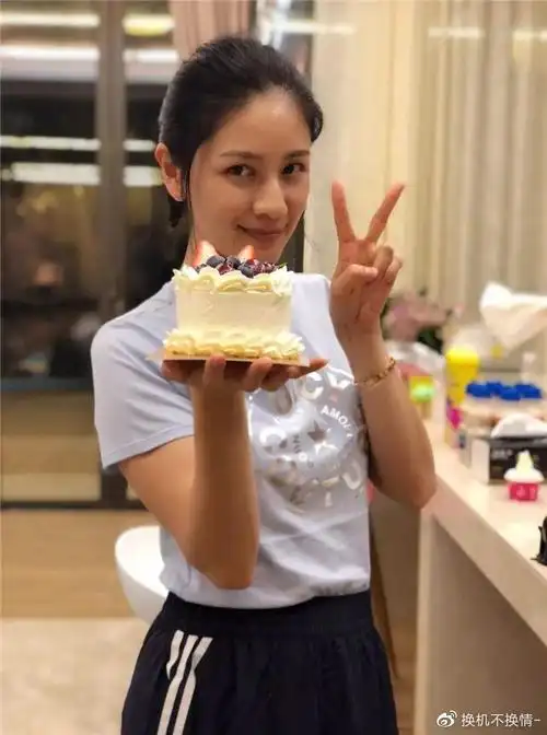 再就是大家都非常熟悉的胡可了,现如今的她是男星沙溢的老婆,并且两人