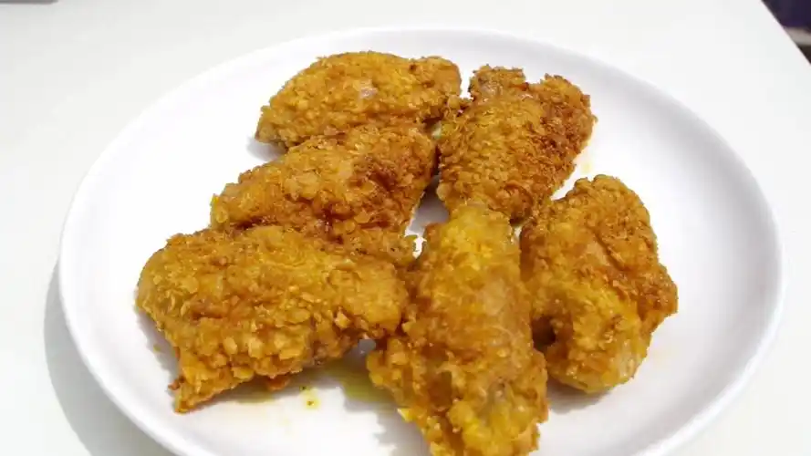 两分钟学会的香酥炸鸡翅,在家就能做,馋到流口水!