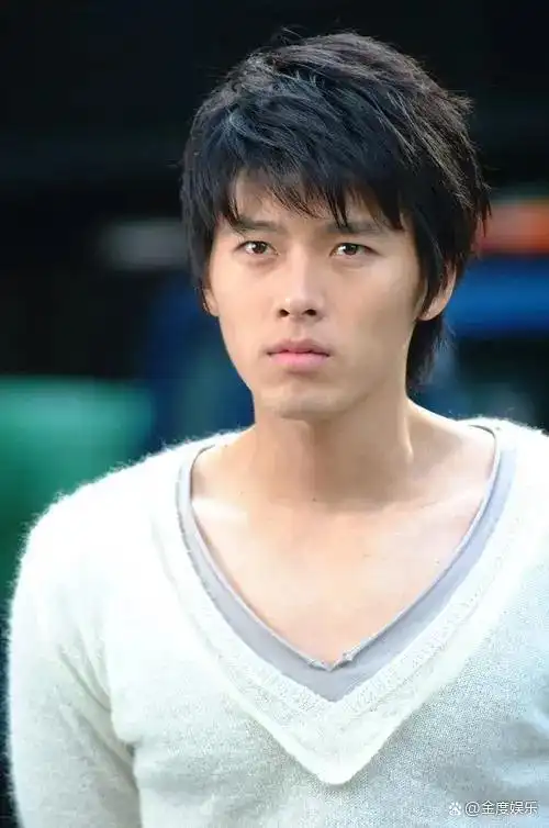 玄彬,韩国当红男神,凭借《爱的迫降》,《我叫金三顺》等剧,收获了无数