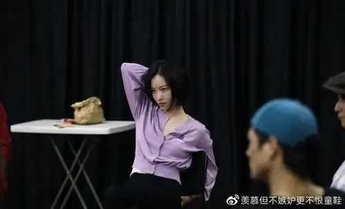 32岁倪妮话剧照好绝淡妆挡不住高颜值网友这衣服也是够开的