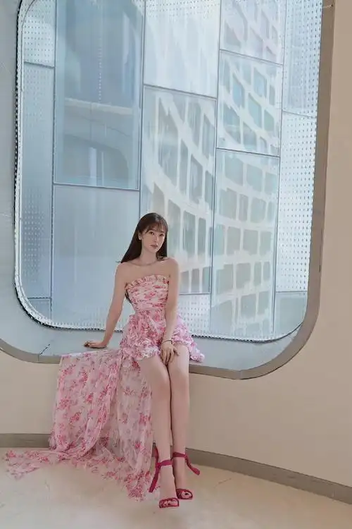 虞书欣碎花长裙一字带高跟鞋美jio