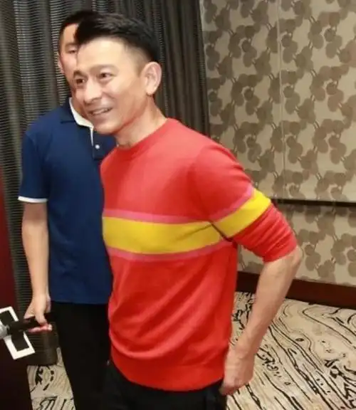 刘德华近照断崖式衰老满头白发啤酒肚明显网友泪目该退休了