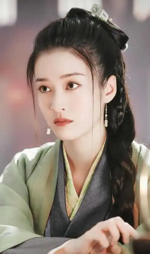 女明星古装大pk,首先是张雪迎,虽然名气不大,但是穿古装时的颜值蛮高