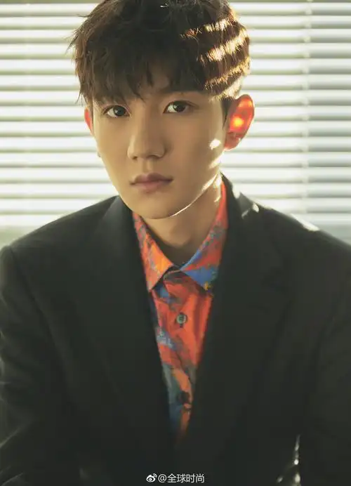 时尚明星王源 今日亮相百花迎春中国文学艺术界2019春节大联欢现场