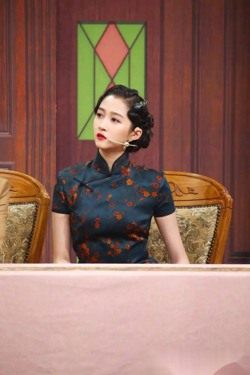 关晓彤民国少女@关晓彤 来啦,修长身段确实挺适合穿旗袍的!