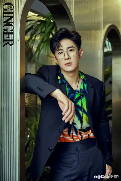 在视频中,女方腹部凸起,季肖冰途轻抚女友后背,两人当街接吻并一起