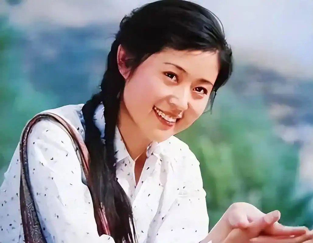 她从艺术院校毕业后进入到山东话剧团,在这里她和一位圈外人结婚育女