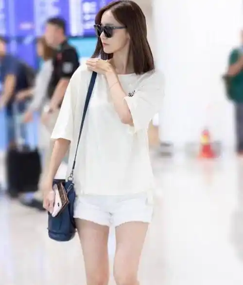林允儿彻底换了个造型,穿白色牛仔短裤白色短袖,变身邻家姐姐!